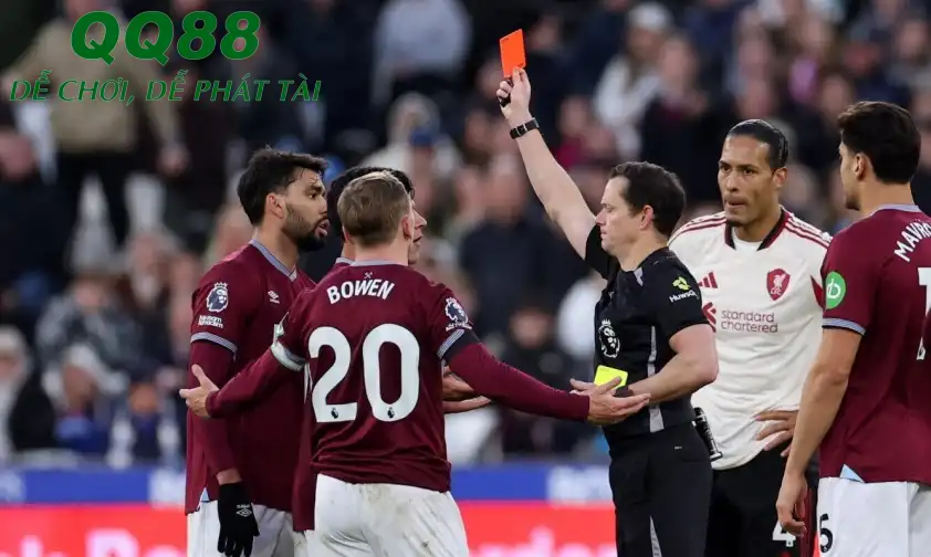 Tấm thẻ đỏ đầy tai hại của Paqueta trong trạn gặp Liverpool. (Ảnh: Goal)